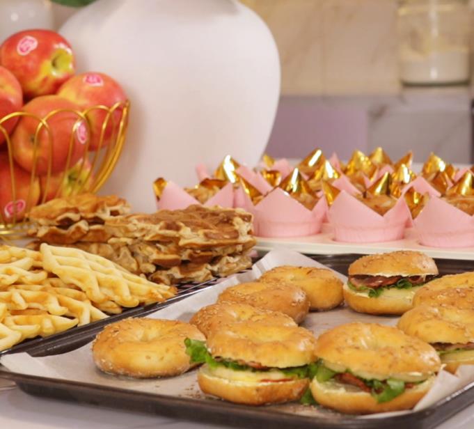 Pink Lady® apple mini bagel sandwiches